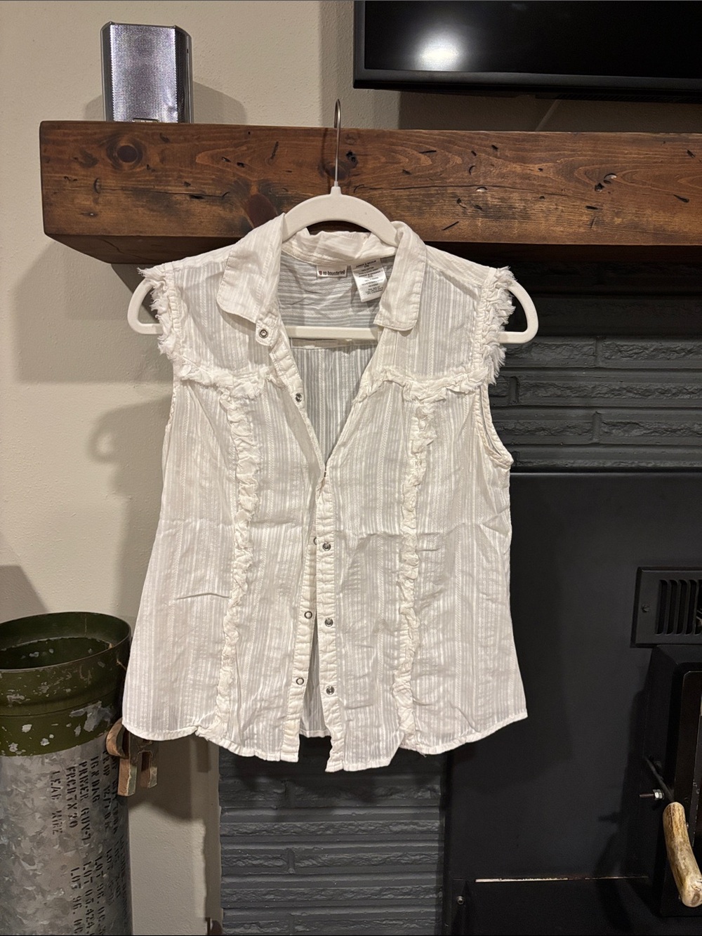 No Boundaries White Sleeveless Ruffle-Trim Button-Front Shirt